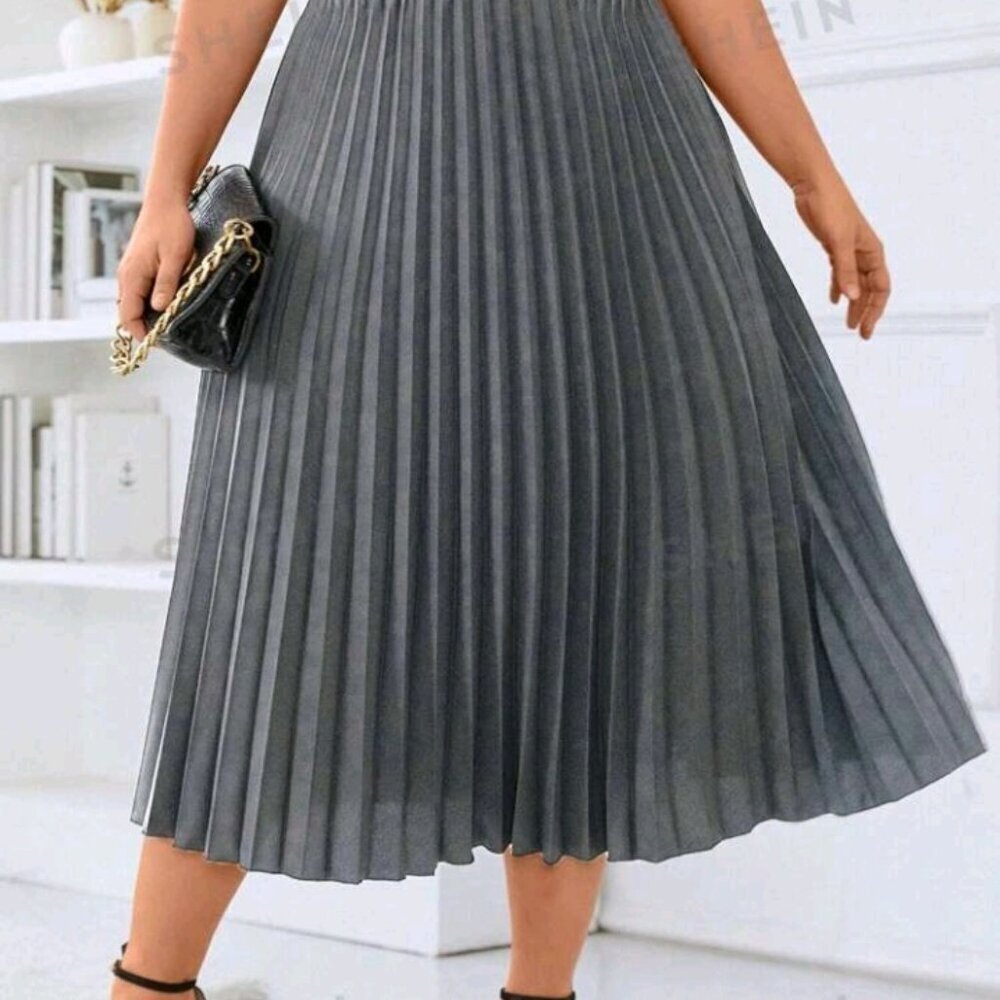 Plus Size Solid Color Pleated Midi Skirt - Picture 2 of 9